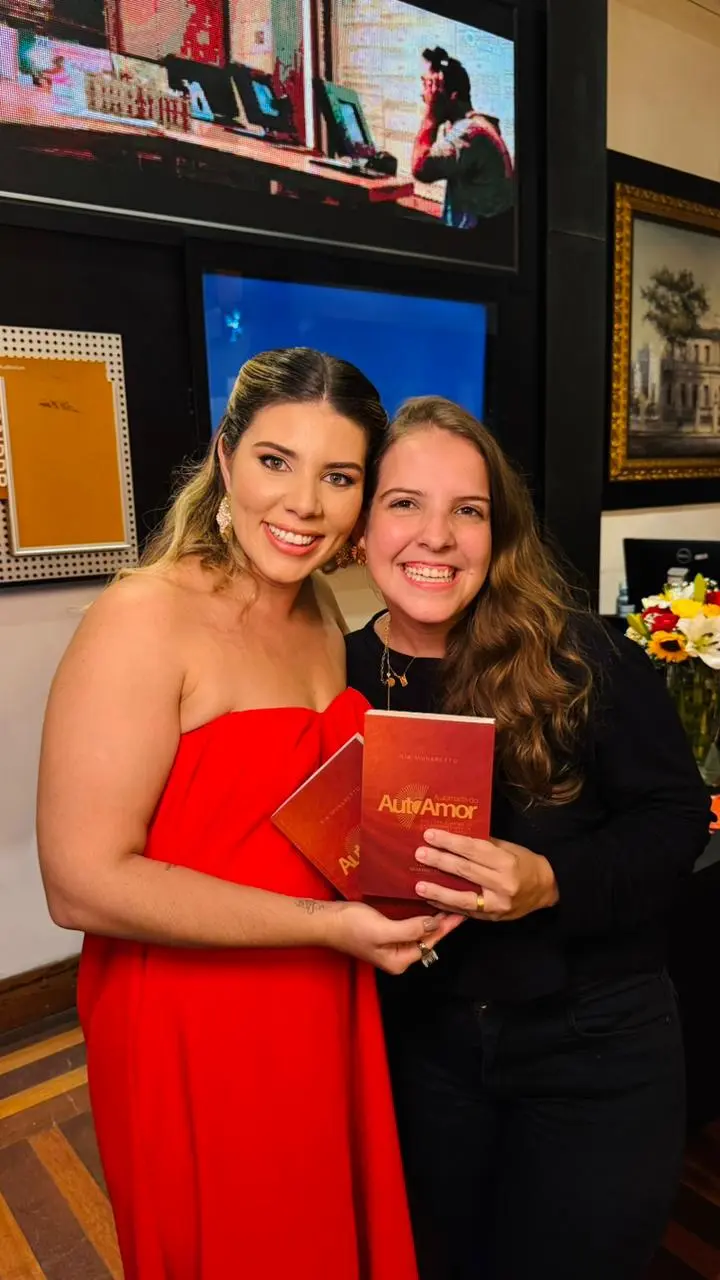 Leitora com o livro A Jornada do Autoamor