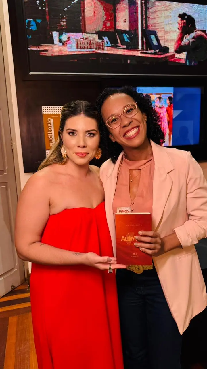 Leitora com o livro A Jornada do Autoamor