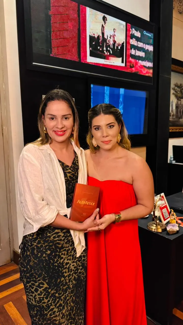 Leitora com o livro A Jornada do Autoamor