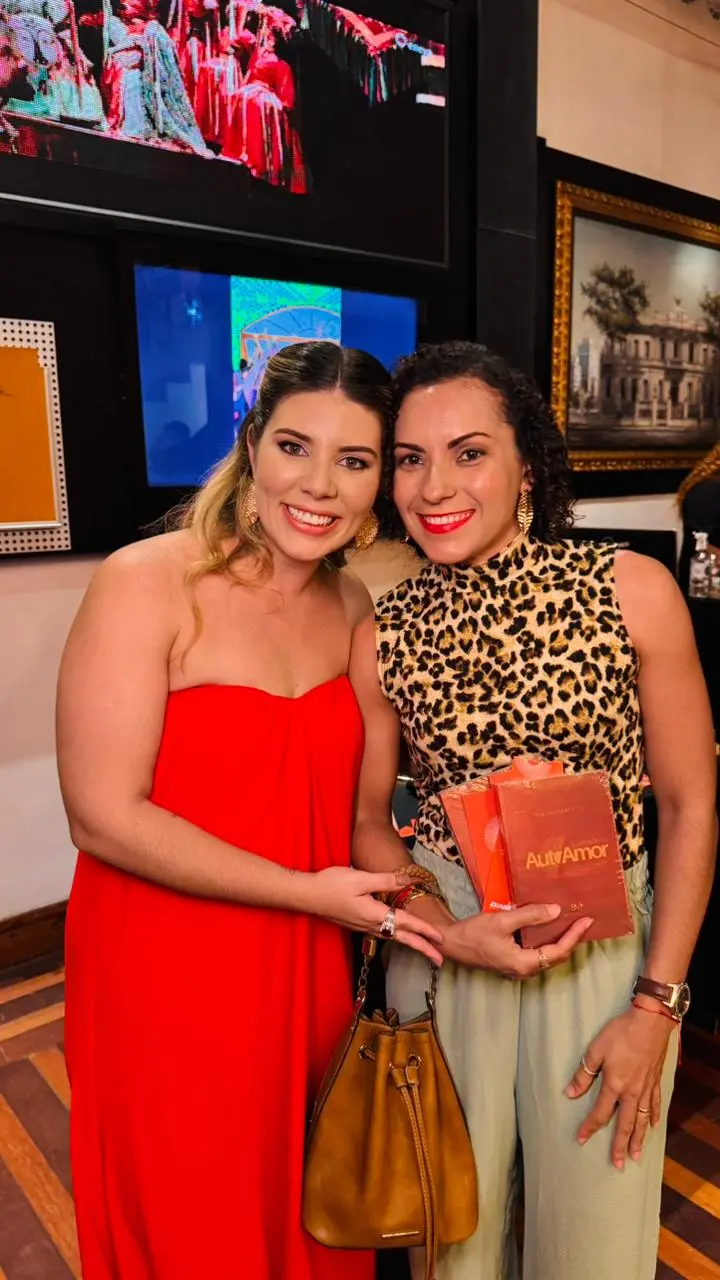 Leitora com o livro A Jornada do Autoamor
