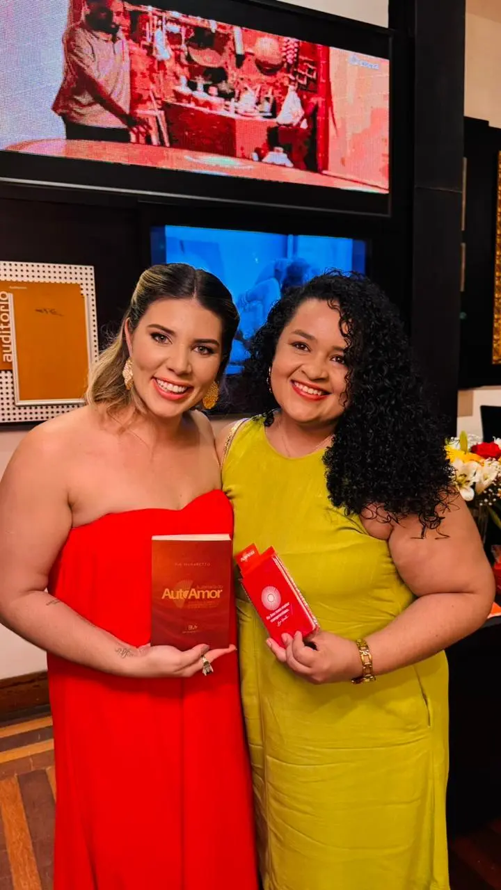 Leitora com o livro A Jornada do Autoamor