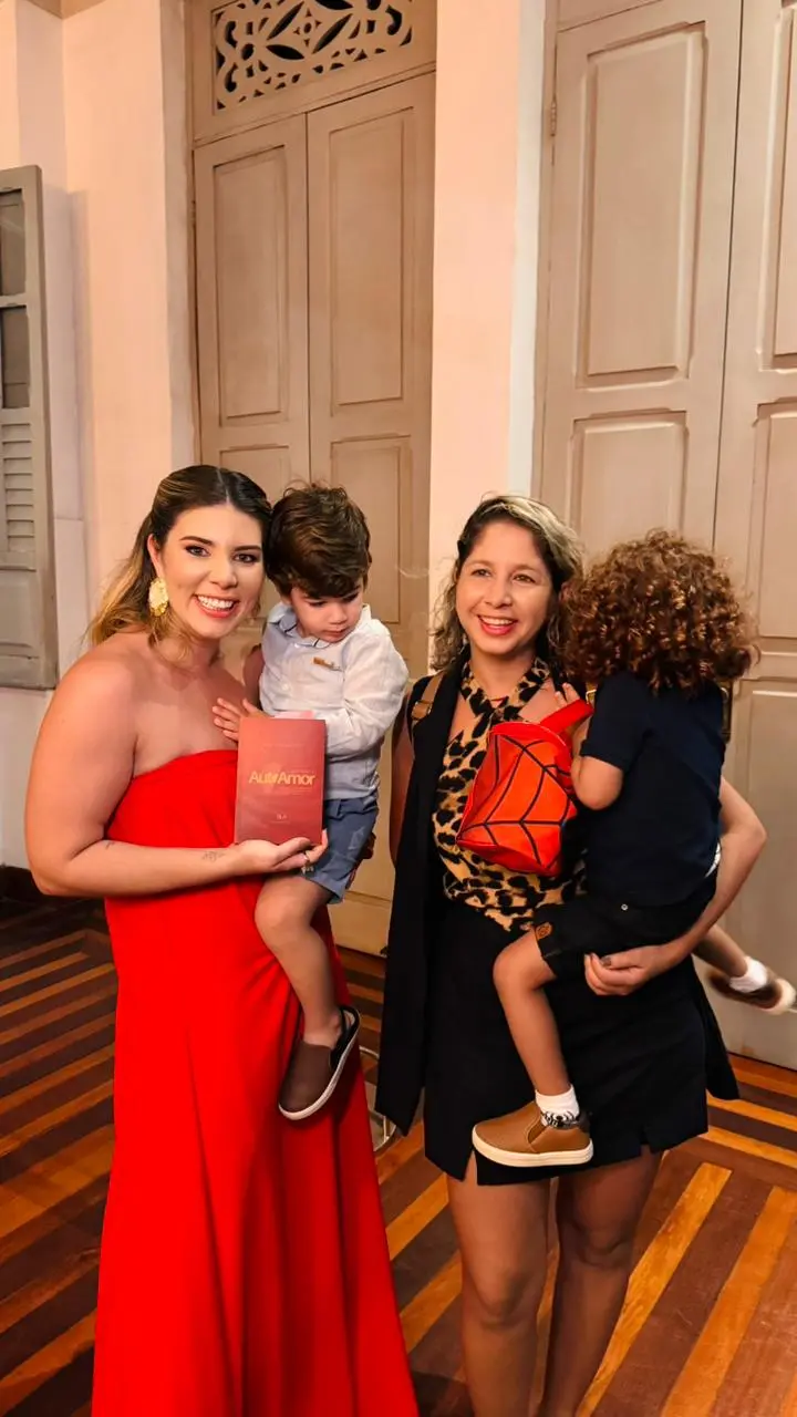 Leitora com o livro A Jornada do Autoamor