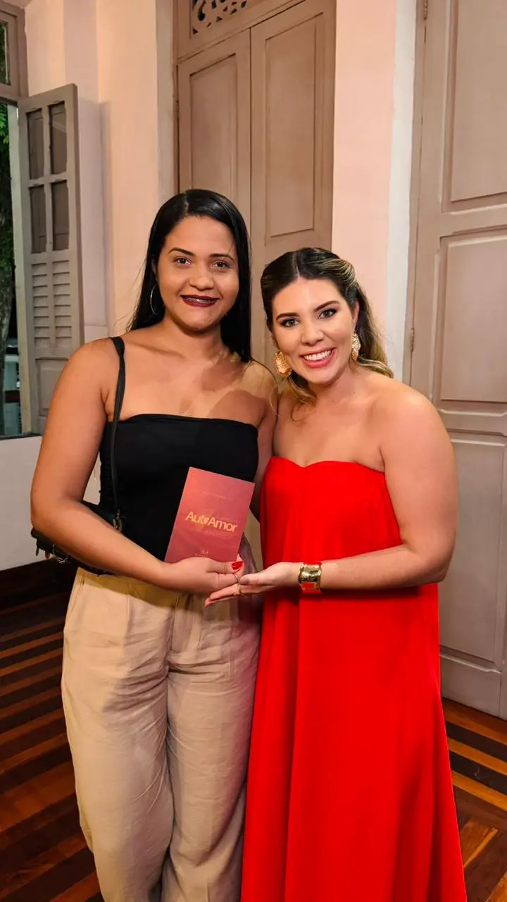 Leitora com o livro A Jornada do Autoamor