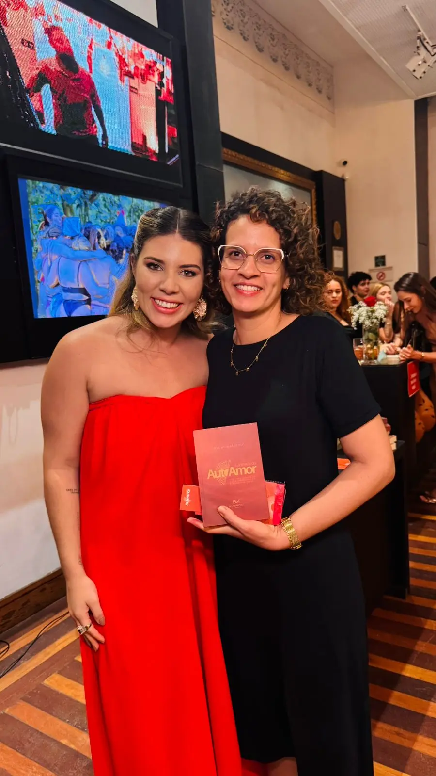 Leitora com o livro A Jornada do Autoamor