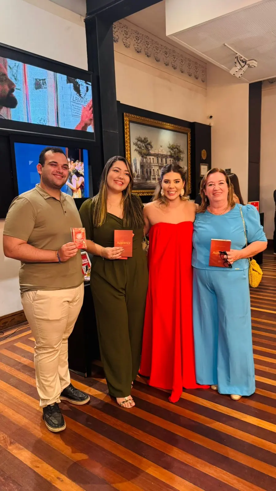 Leitora com o livro A Jornada do Autoamor