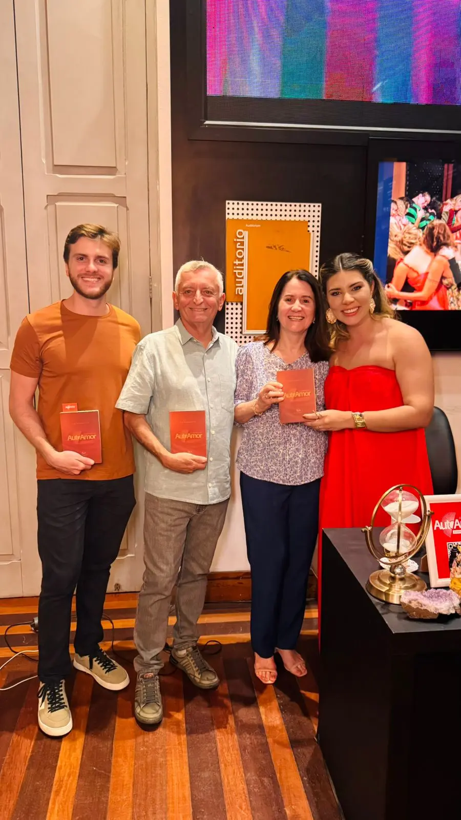 Leitora com o livro A Jornada do Autoamor