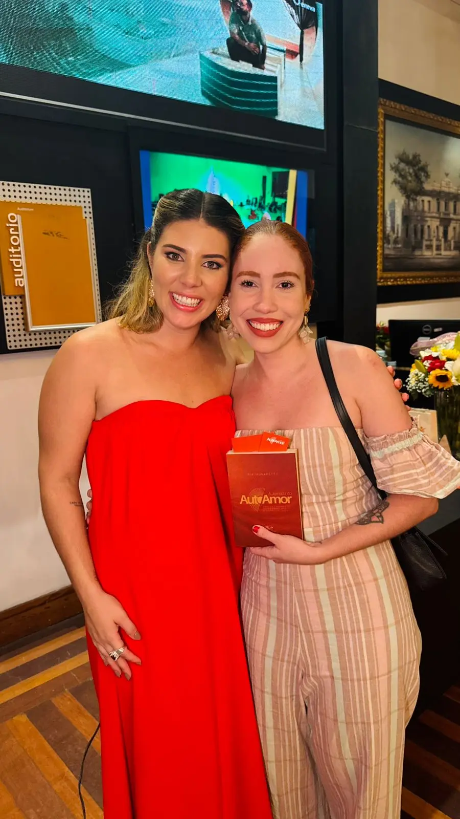 Leitora com o livro A Jornada do Autoamor