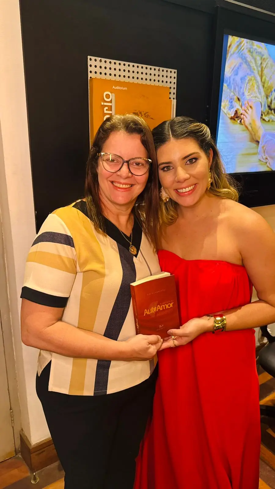 Leitora com o livro A Jornada do Autoamor