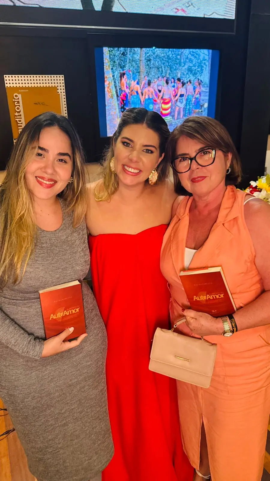 Leitora com o livro A Jornada do Autoamor