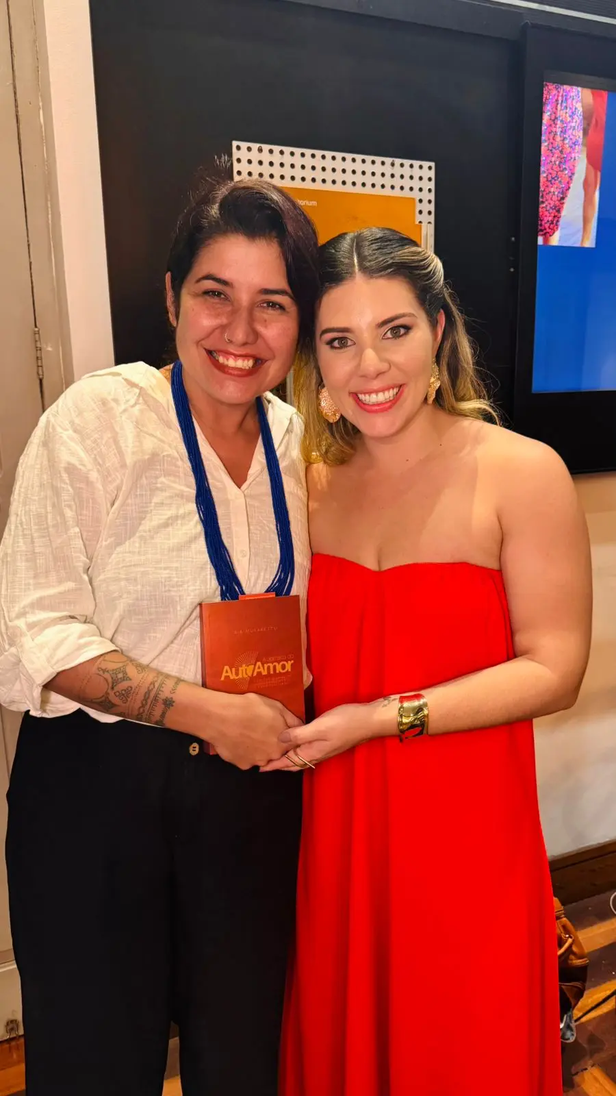 Leitora com o livro A Jornada do Autoamor
